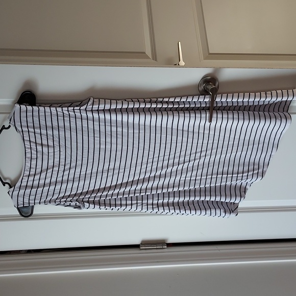 Luxe Essentials large sleeveless black white tank - Picture 6 of 8